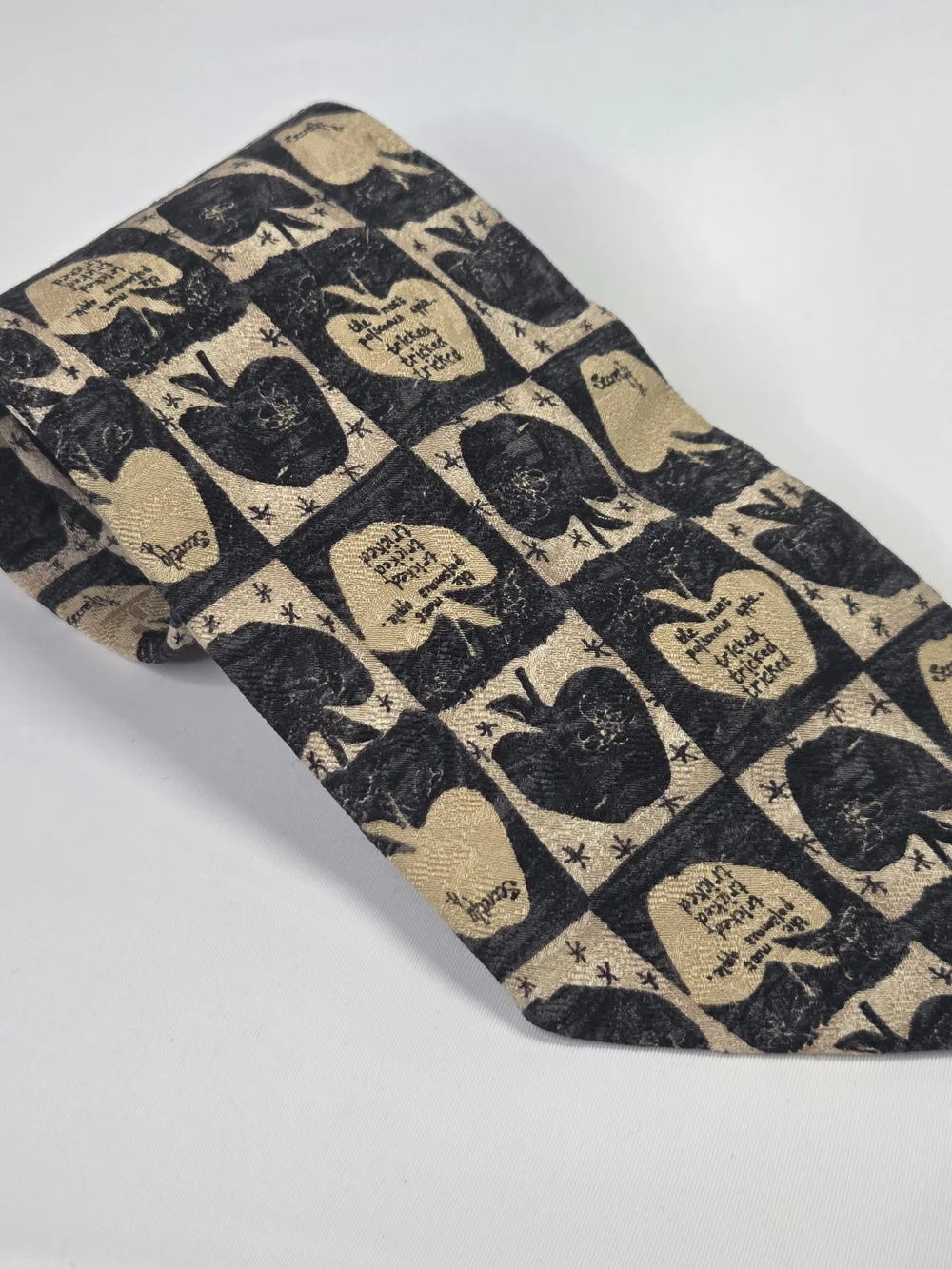 Ermenegildo Zegna Mens Halloween Theme Beige/Black Apple Motif Silk Tie 3.85x59